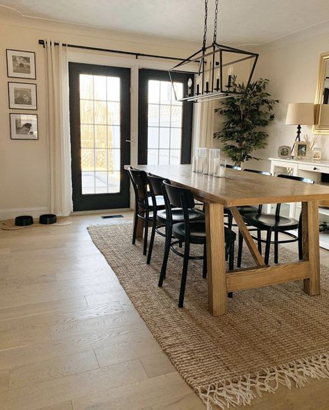 Dining Room Carpet, Rug Under Dining Table, Dining Room Inspiration, House Renovation, Dining Rooms, Dining Room Decor, Future House, Kitchen Table, Bungalow