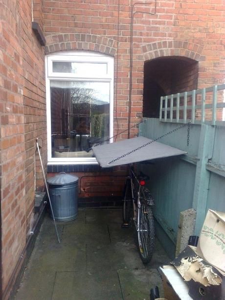 garden bike storage thnk t bt grden storgeoutdoor overlap wooden garden bike storage shed Garden Bike Storage, Outdoor Bike Storage, Bike Shelter, Simple Bike, Outside Storage, Bike Cover, Outdoor Biking, Bicycle Storage, Wooden Greenhouses