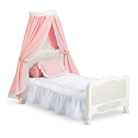 Samantha's Bed and Bedding | American Girl Wiki | Fandom American Girl Beds, White Wooden Bed, American Girl Doll Bed, American Girl Doll Sets, American Girl Furniture, Girls Furniture, White Bedspreads, American Girl Doll Samantha, American Girl Doll Furniture