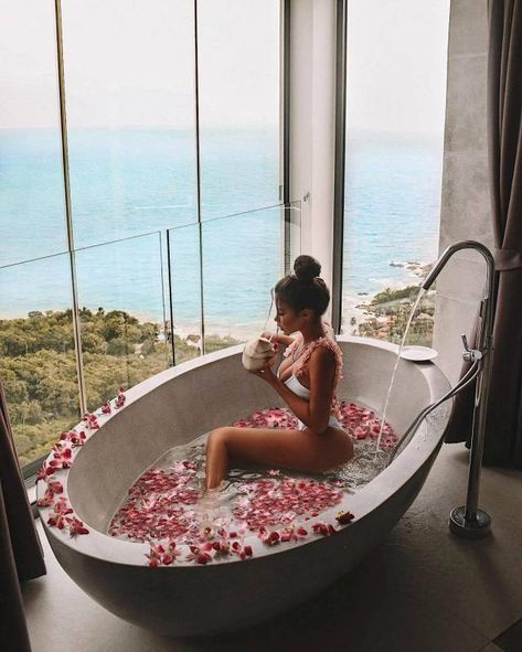 Bathtub Photography, Milk Bath Photography, Bath Photography, Flower Bath, Luxury Lifestyle Dreams, Relaxing Bath, Birthday Photoshoot, Luxury Life, Spa Day