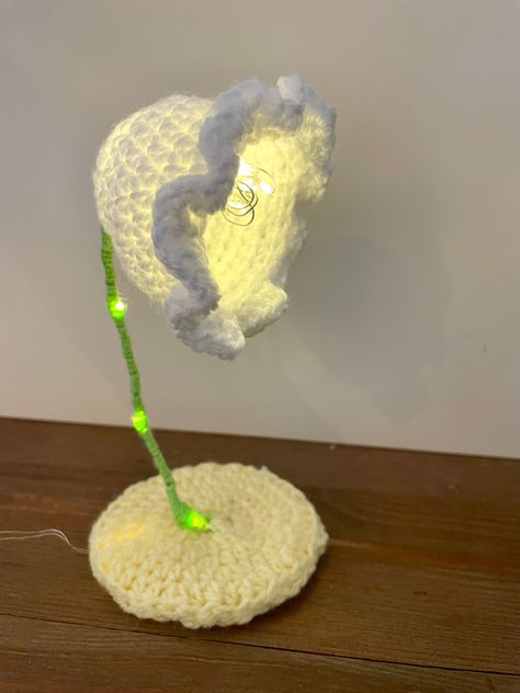 Crochet Fairy Lights, Crochet Flower Lamp, Crochet Lily Flower, Lamp Crochet, Crochet Lampshade, Crochet Lily, Dog Clothes Patterns Sewing, Crochet Flower Scarf, Crochet Lamp