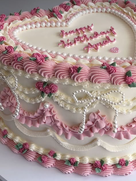 Two Layer Cake Birthdays, Victorian Cakes Vintage, Vintage Chocolate Cake, Heart Cake Aesthetic, Pink Vintage Cake, Pink Heart Cake, Vintage Heart Cake, Chocolate Valentine, Bolo Vintage