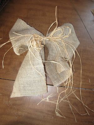 Burlap and Raffia Bow Raffia Gift Wrapping Ideas, Raffia Bows On Presents, How To Use Raffia Ribbon, Easy Burlap Bow, Burlap Bow No Wire, Silk Flower Wreaths, Gift Bows, Wreath Tutorial, Wreath Bow