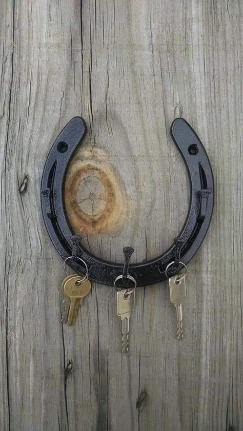 Repurposed Shoes, Necklace Rack, Horseshoe Crafts Projects, Koti Diy, Ranch House Decor, Western Bedroom Decor, Western Rooms, Horseshoe Projects, Rings And Bracelets