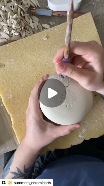 Diy Ceramics Ideas, Hand Pottery Ideas, Carving Ceramics, Carving Clay, Carving Pottery, Clay Sculpture Art, Carved Pottery, Beginner Pottery, Pottery Videos