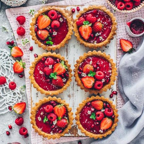 Granola Tarts with Vegan Raspberry Panna Cotta - Bianca Zapatka | Recipes Raspberry Panna Cotta, Vegan Panna Cotta, Panna Cotta Tart, Raspberry Granola, Mexican Sweet Potatoes, Vegan Tarts, Vegan Granola, Sweet Potato Skins, Raspberry Tarts