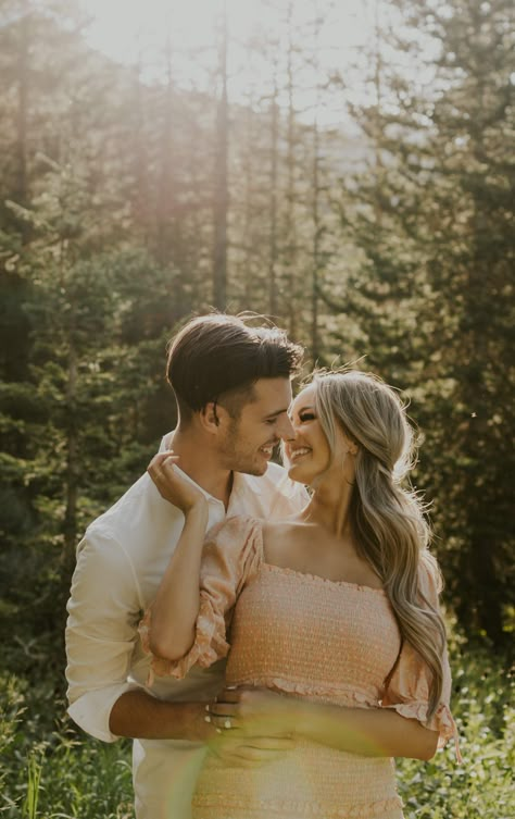 Brooklyn's pink dress and Jon's outfit were complimented perfectly by the golden hour and the beautiful wildflowers the covered the mountainside they chose to take their engagement photos at. Surrounded by large pine trees and beautiful aspen trees, the location was almost as beautiful as the couple. Do you want to take your engagement photos in a gorgeous location like this? Contact me and we will talk about all the beautiful locations Utah has to offer! couples photos outfit ideas Engagement Photos With Trees, Engagement Photos Oak Trees, Pine Tree Engagement Photos, Engagement Photos Trees, Engagement Photos Tree, Utah Wildflowers, Big Cottonwood Canyon Utah, Cottonwood Canyon Utah, Boho Shoot