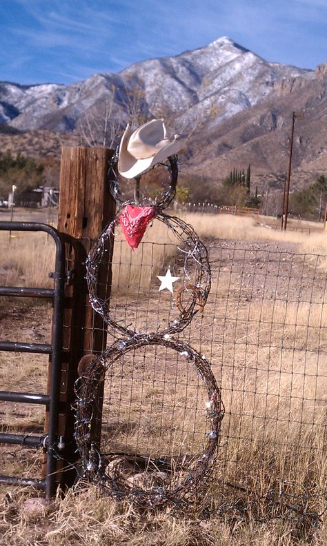 Barbed Wire Snowman Barbwire Wreath, Barbwire Crafts, Wire Snowman, Xmas Arrangements, Welding Art Ideas, Barbed Wire Decor, Barb Wire Crafts, Barbed Wire Wreath, Western Christmas Decorations