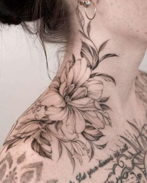 Flower Neck Tattoo, Floral Back Tattoos, Side Neck Tattoo, Throat Tattoo, Single Needle Tattoo, Neck Tattoos Women, Flower Tattoo Shoulder, Floral Tattoo Sleeve, Tattoos Geometric