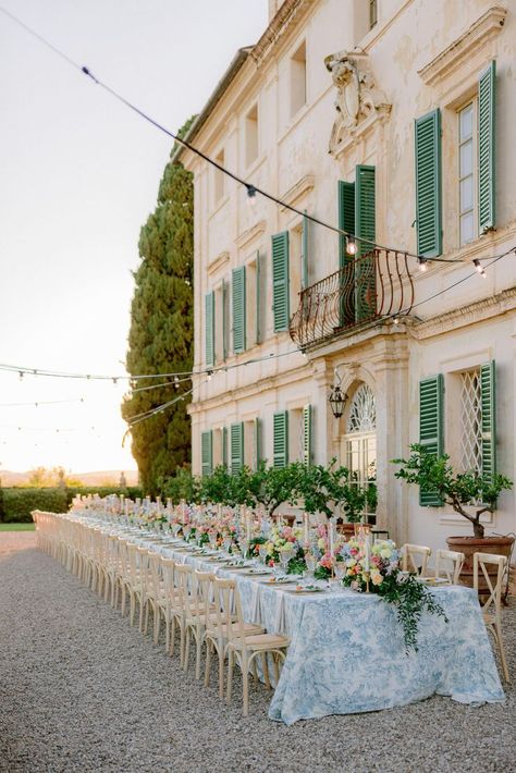 villa di leggiamo Italy wedding reception dinner setting Sophisticated Wedding Reception, Tuscany Wedding Theme, Wedding Venues In Italy, Tuscany Italy Wedding, Dinner Under The Stars, Old Fashioned Wedding, Tuscany Style, Stealing Beauty, Yellow Lilac