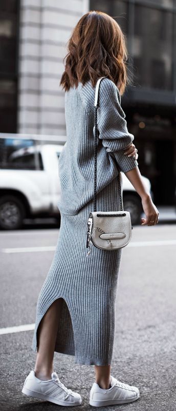 jenny-tsang-wears-a-gorgeous-grey-two-piece-with-classic-adidas-superstars Minimalisticky Chic, Dress And Sneakers, Looks Adidas, Grey Knitwear, Mode Tips, Grey Outfit, Minimal Chic, Outfit Winter, Skirt Outfit