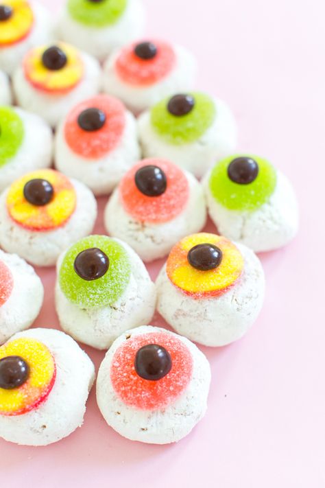 DIY Mini Monster Eyeball Donuts Halloween Snack Mix, Easy Halloween Snacks, Halloween Donuts, Powdered Donuts, Candy Eyeballs, Easy Halloween Party, Halloween Party Snacks, Creative Snacks, Spooky Halloween Party