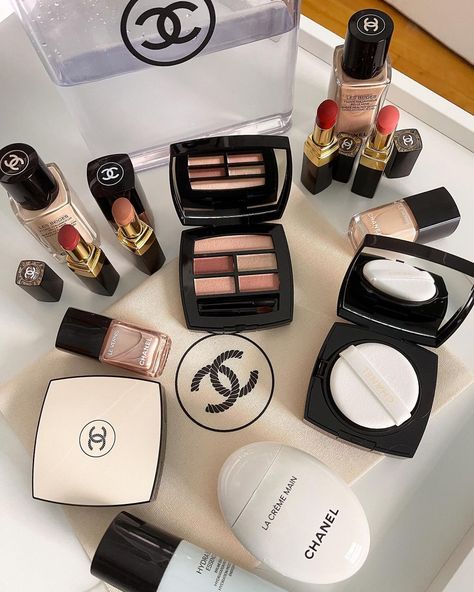 Chanel Makeup Aesthetic, Chanel Makeup Set, Make Up Pallets, Branded Makeup, Channel Makeup, Successful Business Woman, Paris Culture, Luxury Cosmetics, Perfume Set