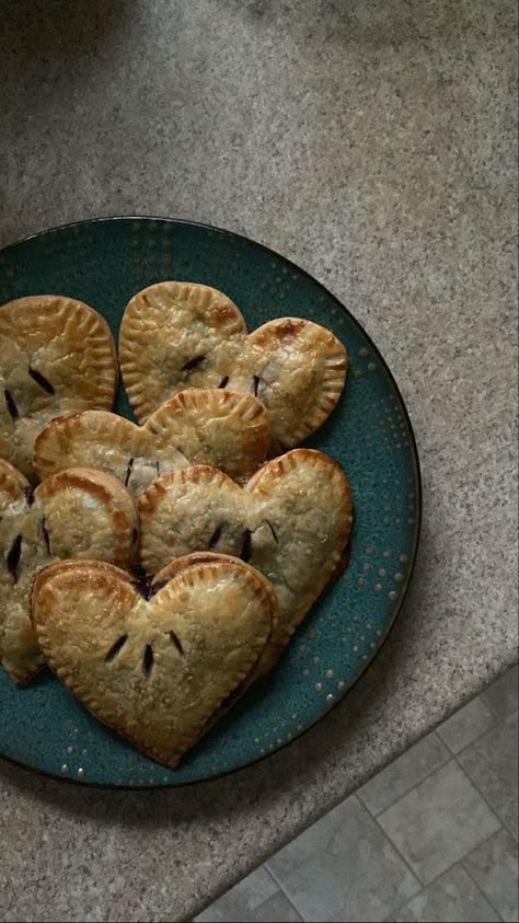 Cottagecore Baking, Cherry Hand Pies, Heart Shaped Food, Aesthetic Heart, Mini Pie, Love Valentines Day, Recipes Baking, Homemade Pastries, Hand Pies