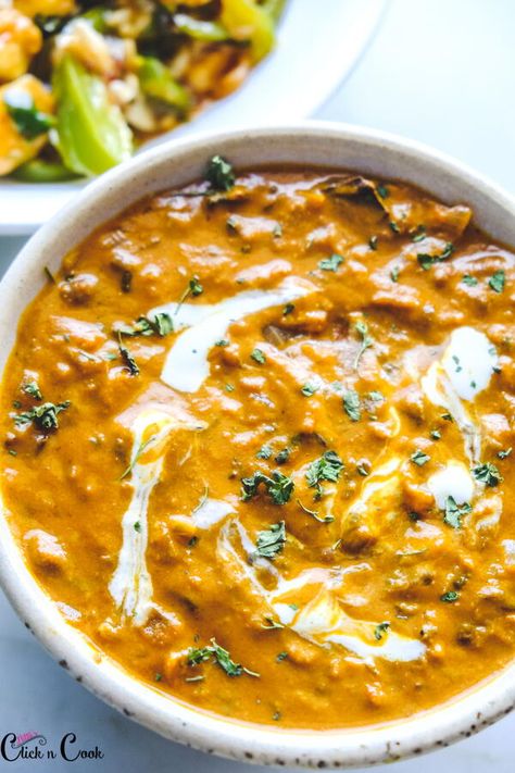 This Punjabi Dal Makhani recipe is so creamy, super tasty, and incredibly easy to make! The smokiness gives you more flavors just like your favorite Restaurant! Make this incredibly luscious creamy Dal Makhani recipe will be your favorite one! Lentils play a huge role in Indian cooking, we have quite a lot of varieties in dal preparation. This Dal makhani is one among them, it is super exotic, healthy and tasty as well. What makes this dal makhani recipe truly outstanding and better than anythin Dahl Makhani, Makhani Recipe, Dal Makhani Recipe, Dal Makhani, Slow Cooker Times, Winter Cooking, Gluten Free Recipes Bread, Healthy Cake Recipes, Food Log