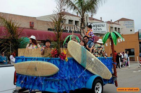 beach float Beach Parade Float Ideas, Hawaiian Float Parade, Hawaiian Float Ideas, Diy Parade Float Ideas, Diy Parade Float, Parade Float Diy, Parade Float Theme, Halloween Parade Float, Mardi Gras Parade Float