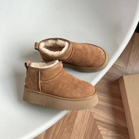 Ultra mini brown Uggs. Fuzzy brown Uggs Fur Snow Boots, Dr Shoes, Warm Shoes, Boots For Men, Designer Boots, Dream Shoes, Style Streetwear, Short Boots, Platform Boots