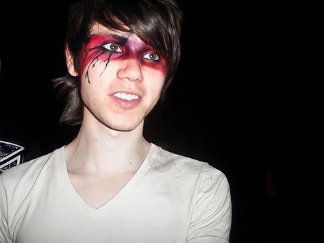 Ryan Ross Ryan Ross Makeup, 2000s Bands, The Young Veins, Cheese Whiz, Ryan Ross, Cool Makeup Looks, I Like Him, Emo Makeup, Emo Guys