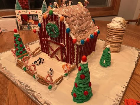 Rudolph Gingerbread House, Farm Gingerbread House Ideas, Gingerbread Barn Template, Gingerbread House Farm, Gingerbread Chicken Coop, Gingerbread House Barn, Gingerbread Barn Ideas, Farm Gingerbread House, Barn Gingerbread House