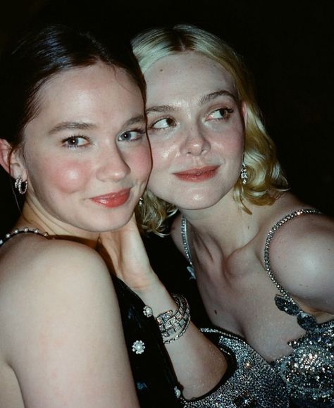 #NEW: Elle and Cailee Spaeny at Cartier’s post-Met Gala party. photo by: @sofiacoppola #ElleFanning/@ElleFanning #CaileeSpaeny Cailee Spaeny, Dakota And Elle Fanning, Things To Do With Boys, Face Card, Sofia Coppola, Elle Fanning, Aesthetic Images, Look Alike, Divine Feminine