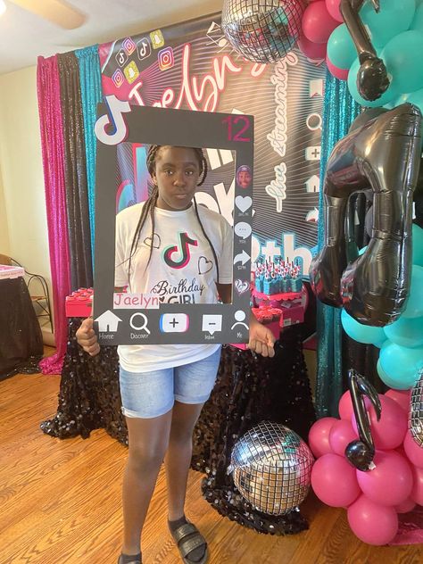 Jae’s Tik tok party | CatchMyParty.com Tik Tok Birthday Party Ideas Diy, Diy Tik Tok Party Decor, Tick Tock Birthday Party Ideas, Tiktok Party Ideas, Tik Tok Birthday Party Ideas, Tik Tok Birthday Party, Neice Birthday, Tiktok Birthday Party, Tik Tok Party