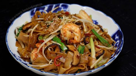 Hi guys! Today I’m going to share delicious and easy Shrimp Chow Fun recipe with you! I partnered with Pearl River Bridge, the most popular Chinese soy sauce company in U.S… Shrimp Chow Fun Recipe, Asian At Home, Chow Fun Noodles, Chow Fun Recipe, Shrimp Chow Mein, Chow Fun, Maui Food, Seonkyoung Longest, Chow Mein Recipe