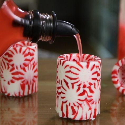 These Candy Cane Shot Glasses full of candy cane vodka with candy cane your brain with some delicious liquor. These vodka dessert cocktails contain vodka, peppermints, and are served in little candy cane shot glasses! How can your guests not be impressed with these little vodka shooters? Vodka Shooters, Candy Cane Vodka, Jello Ideas, Shot Glasses Diy, Holiday Bars, Edible Shot Glasses, Shot Glass Mold, Vodka Mixers, Mold Recipes