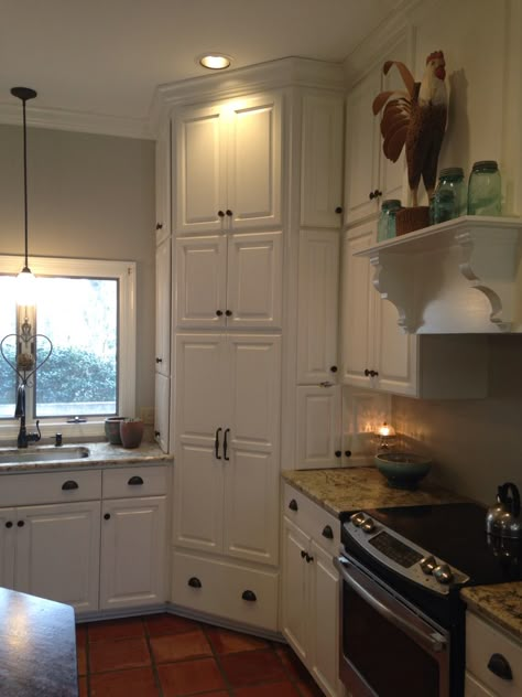 Corner pantry. White farmhouse kitchen. Pantry White, Pantry Goals, White Farmhouse Kitchen, Corner Kitchen Cabinet, Corner Pantry, Corner Kitchen, Kitchen Pantry Design, Kitchen Corner, Pantry Ideas