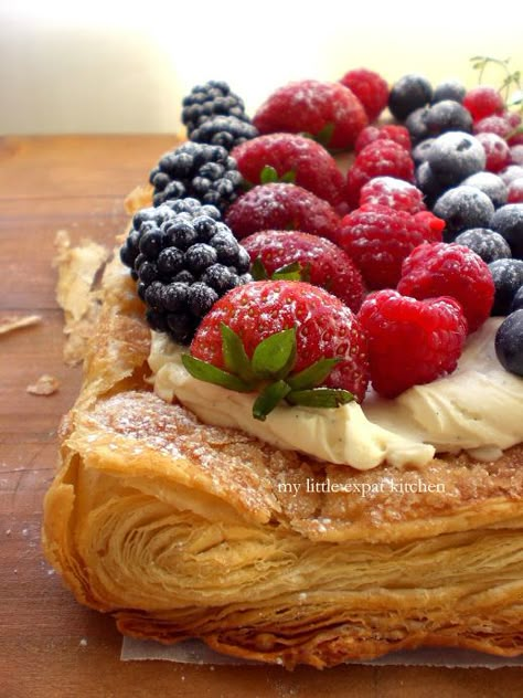 Spring Tart, Berry Tart, Puff Pastry Recipes, Pastry Desserts, Izu, Eat Dessert, Fruit Desserts, Puff Pastry, Blueberries