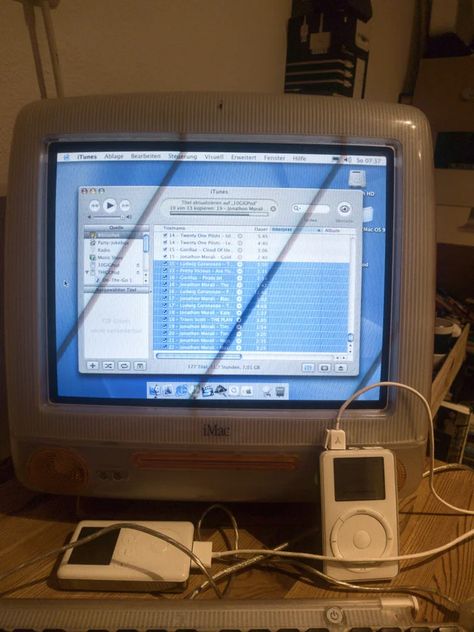 Imac Apple Aesthetic, 2000s Technology, 2000s Internet, Old Mac, Apple Aesthetic, Old Tech, Old Computer, Retro Tech, Old Technology