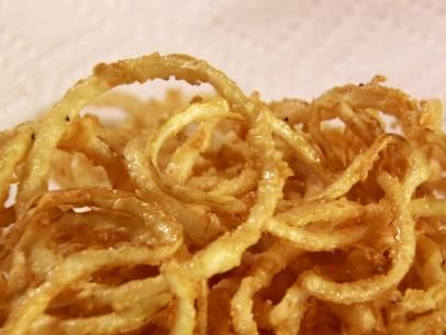 Onion Strings Onion Strings Recipe, Onion Blossom, Onion Straws, Kardea Brown, Grilled Onion, Onion Strings, Baked Onion, Ree Drummond Recipes, Alex Guarnaschelli