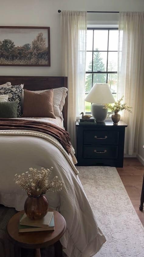 Decor Over Nightstand, Guest Bedroom Brown Furniture, Muslin Bedding Master Bedrooms, King Bed Color Schemes, Brown Tufted Headboard Bedroom, Bedroom Decor Vintage Modern, Old English Bedroom Decor, Traditional Master Bedrooms Decor Ideas, Master Bedrooms Colorful