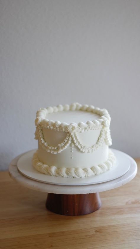 mitzi song | Do a dollop of daisy 🌼 #cake #cakes #cakeart #daisy #buttercreamflowers #buttercream #swissmeringuebuttercream #weddingcake… | Instagram Simple Vintage Cake, White Vintage Cake, California Cake, Daisy Cake, Pearl Cake, Birthday Aesthetic, Vintage Pipes, Pastel Vintage, Simple Cake Designs