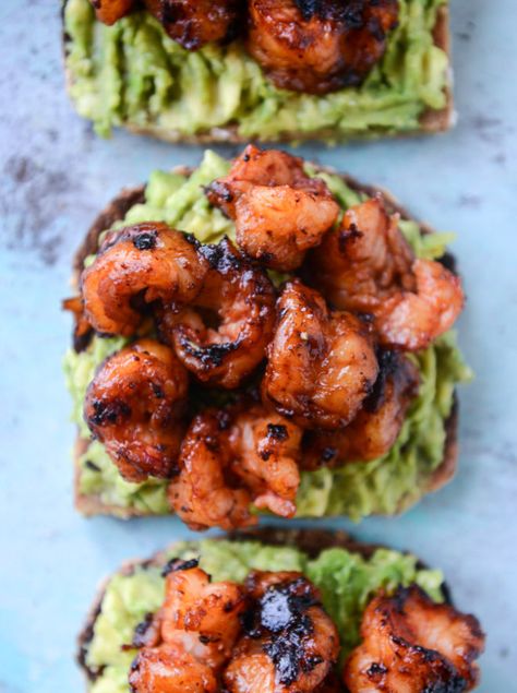 BBQ shrimp and lime avocado toast I howsweeteats.com Avocado Shrimp, Keto Starbucks, Shrimp Toast, Avo Toast, Avocado Dessert, Bbq Shrimp, God Mat, Latin Food, Idee Pasto Sano