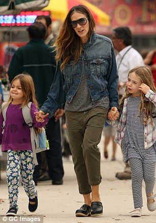 Sarah Jessica Parker may be causing herself joint and back problems by strolling around in... How To Style Dansko Clogs, Clog Sandals Outfit, Clog Outfit Fall, Dansko Clogs Outfit, Clogs Street Style, How To Style Clogs, How To Wear Clogs, Outfits With Clogs, Clog Outfits