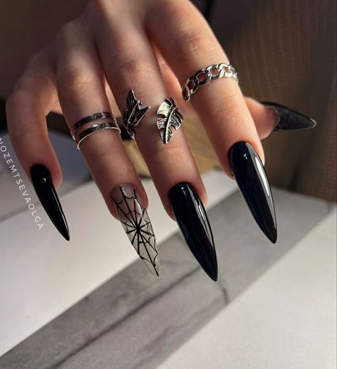 Halloween Stiletto Nail Ideas, Raven Inspired Nails, Black Nails Stiletto, Halloween Stiletto Nails, Nails And Rings, Acrylic Nails Stiletto, Witch Nails, Witchy Nails, Goth Clothes