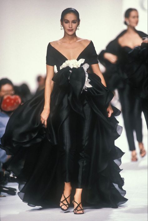 1990s Runway, Christian Dior Runway, 90s Glam, Dior Collection, Runway Fashion Couture, Christian Dior Haute Couture, Fashion 90s, Gianfranco Ferre, Christian Dior Couture