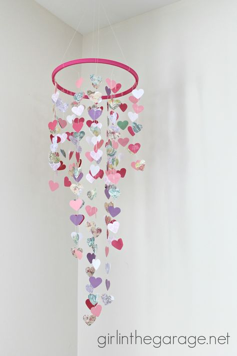 Valentines Bedroom, Heart Mobile, Diy Nursery Mobile, Valentines Inspiration, Heart Diy, Valentine Ideas, Diy Hanging, Saint Valentine, Hanging Hearts