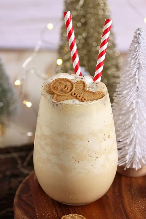 Easy Gingerbread Cheesecake Smoothie Recipe and a Giveaway - The Suburban Soapbox Protein Gingerbread, Gingerbread Smoothie, Holiday Smoothies, Christmas Smoothies, Winter Smoothies, Gingerbread Cheesecake, Cheesecake Smoothie, Winter Snack, Easy Gingerbread