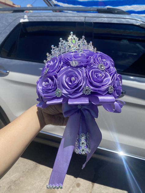 Quinceanera Flower Bouquet Purple, Lilac Quinceanera Ideas Decor, Purple Quinceanera Bouquet, Purple Quince Ramo, Purple Quince Bouquet, Purple Ramos, Purple Centerpieces Quinceanera, Ideas De 15, Quinceanera Flowers