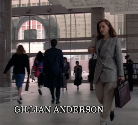 Dana Scully's power suit - X-Files pilot episode X Files Fashion, Scully X Files Outfits, Dana Scully Outfit, Office Clothes, Fox Mulder, Dana Scully, Pilot Episode, Collage Phone Case, Jodie Foster