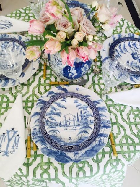 Chinoiserie Dining Room, Blue And White Tablescapes, Blue And White Table Setting, White Table Setting, Beautiful Tablescapes, The Enchanted Home, Blue White Decor, Enchanted Home, Beautiful Table Settings