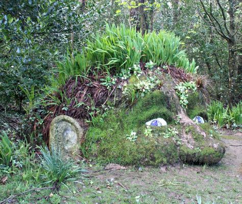 coastal villages and lost gardens - - Near the beginning are two huge sculptures, this giant head, and the ‘Mud Maid’ below. Coastal Home Exterior, Lost Gardens Of Heligan, Rogers Gardens, Lost Garden, Formal Gardens, Outside Living, Exotic Plants, Gardening For Beginners, Coastal Homes