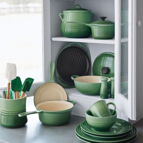 Le Creuset Kitchen, Le Creuset Colors, Desain Pantry, Le Creuset Cookware, Kitchen Must Haves, Kitchen Cookware, Kitchen Dishes, Cookware Set, Le Creuset