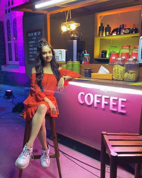 Stylish Selfie Poses, Pooja Thakur, Cafe Pic, Anuska Sen, Stylish Kurtis Design, Anushka Sen, Celebrity Casual Outfits, New Pic, Indian Photoshoot