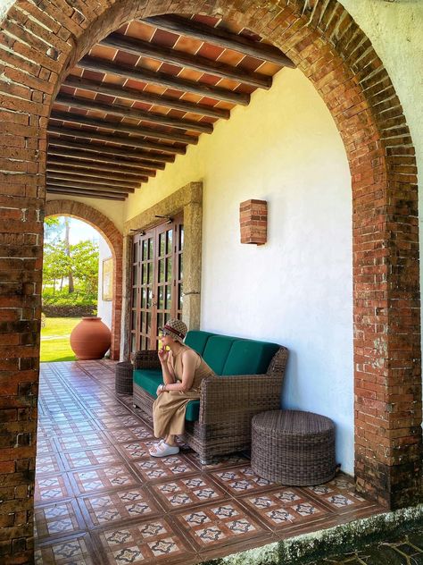 Traditional Mexican House Exterior, Kitchen Mexican Style, Hacienda Kitchen Decor, Southwest Decor Living Room, Hacienda Style Kitchen, Mexican Tile Bathroom, Spanish Haciendas, Hacienda Kitchen, Mexican House