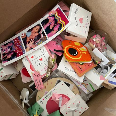 A box full of love ❤️ Handmade gifts>>>> Cute Box For Gifts, Gifts To Gift Your Best Friend, Cute Birthday Box Ideas, Gift Ideas With Pictures Diy, Gifts Of Love, Friends Present Ideas, Best Friend Handmade Gifts, Handmade Gift Aesthetic, Cute Diy Gift Ideas For Best Friend