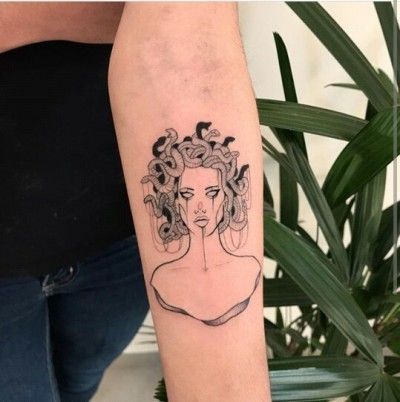 Gorgon Tattoo, Medusa Tattoo Design, Finger Tattoo For Women, Medusa Tattoo, Stylist Tattoos, Badass Tattoos, Dope Tattoos, Line Tattoos, Piercing Tattoo