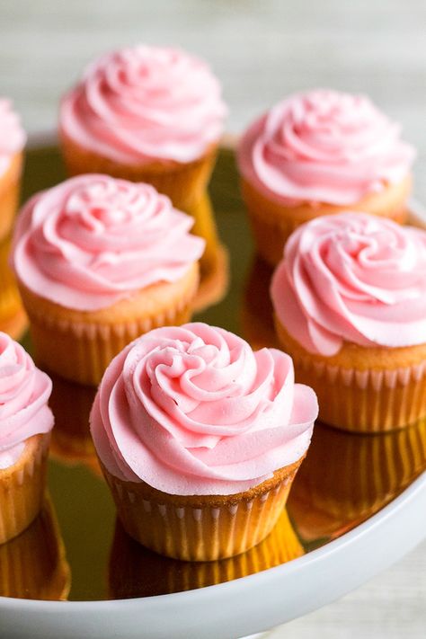 Pink Cupcakes Aesthetic, Wedding Dessert Cupcakes, Cupcake Rosa, Cosmetics Aesthetic, Sundae Cupcakes, Wine Cupcakes, Delicious Cupcakes Recipes, Bread Booze Bacon, Lemonade Cupcakes