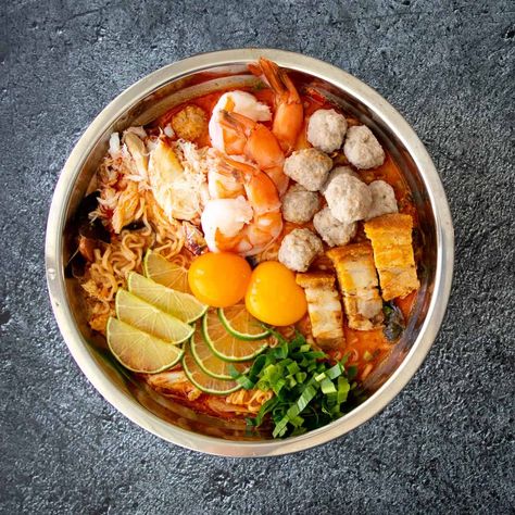 Viral Tom Yum Instant Noodles (Mama Jeh O) Mama Noodles, Hot Thai Kitchen, Thai Soup Recipes, Tom Yum Noodles, Easy Thai Recipes, Chinese Bbq Pork, Thai Kitchen, Crispy Pork Belly, Tom Yum